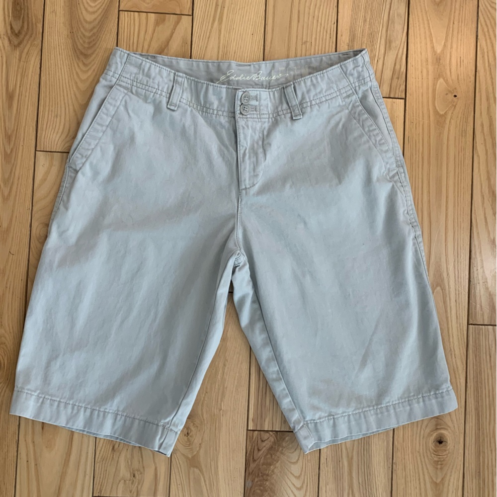 Eddie Bauer women’s Tan Bermuda relaxed-fit!  Excellent condition!